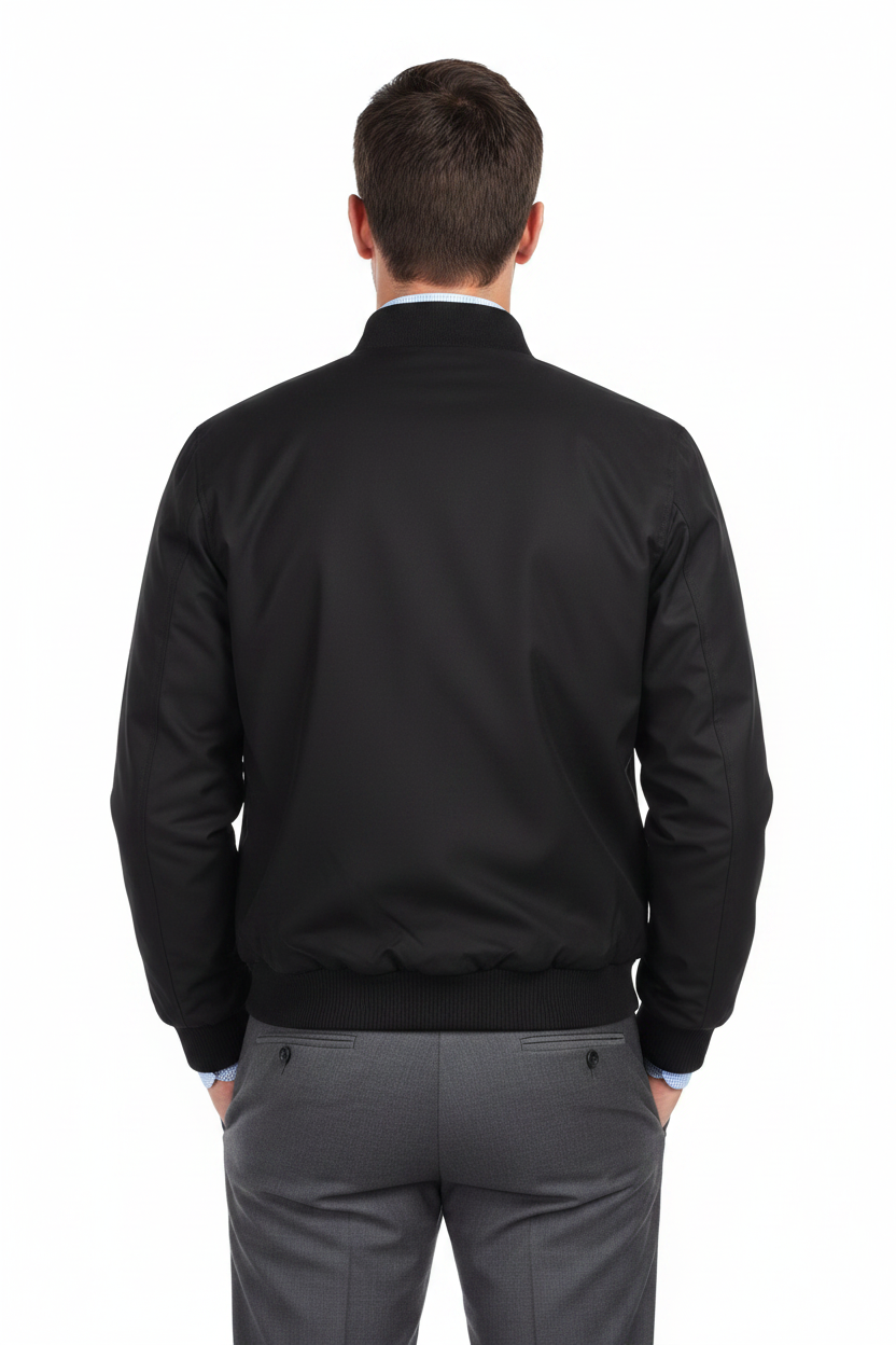 Modelo con outfit de oficina usando chamarra negra bomber, vista trasera, fondo blanco