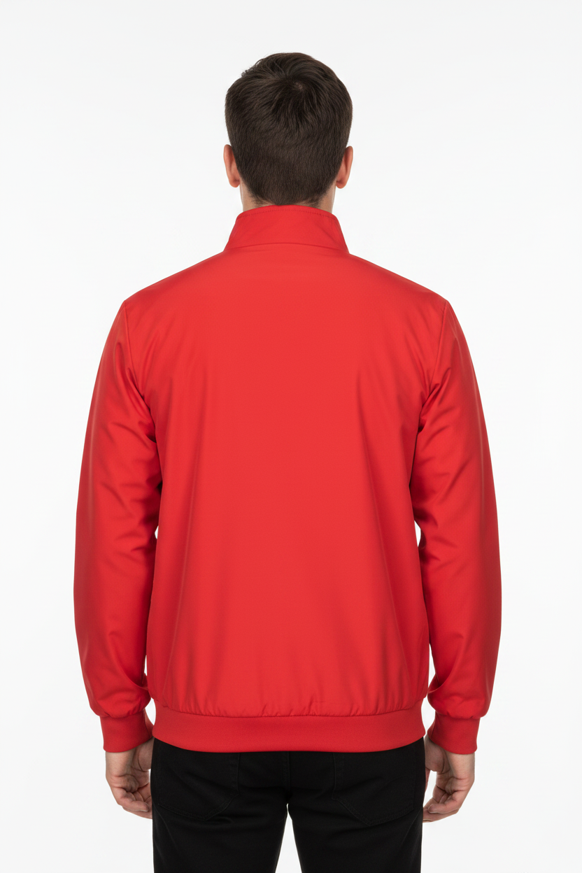 Modelo con chamarra corporativa roja, vista trasera, fondo blanco
