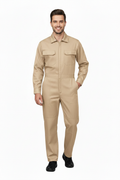 Modelo con overol beige