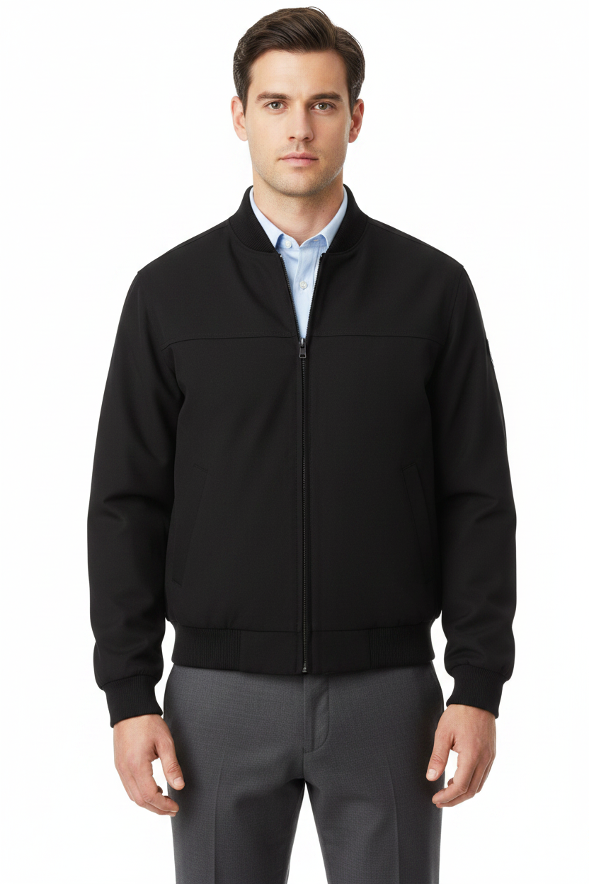 Modelo con outfit de oficina usando chamarra negra bomber, vista frontal, fondo blanco
