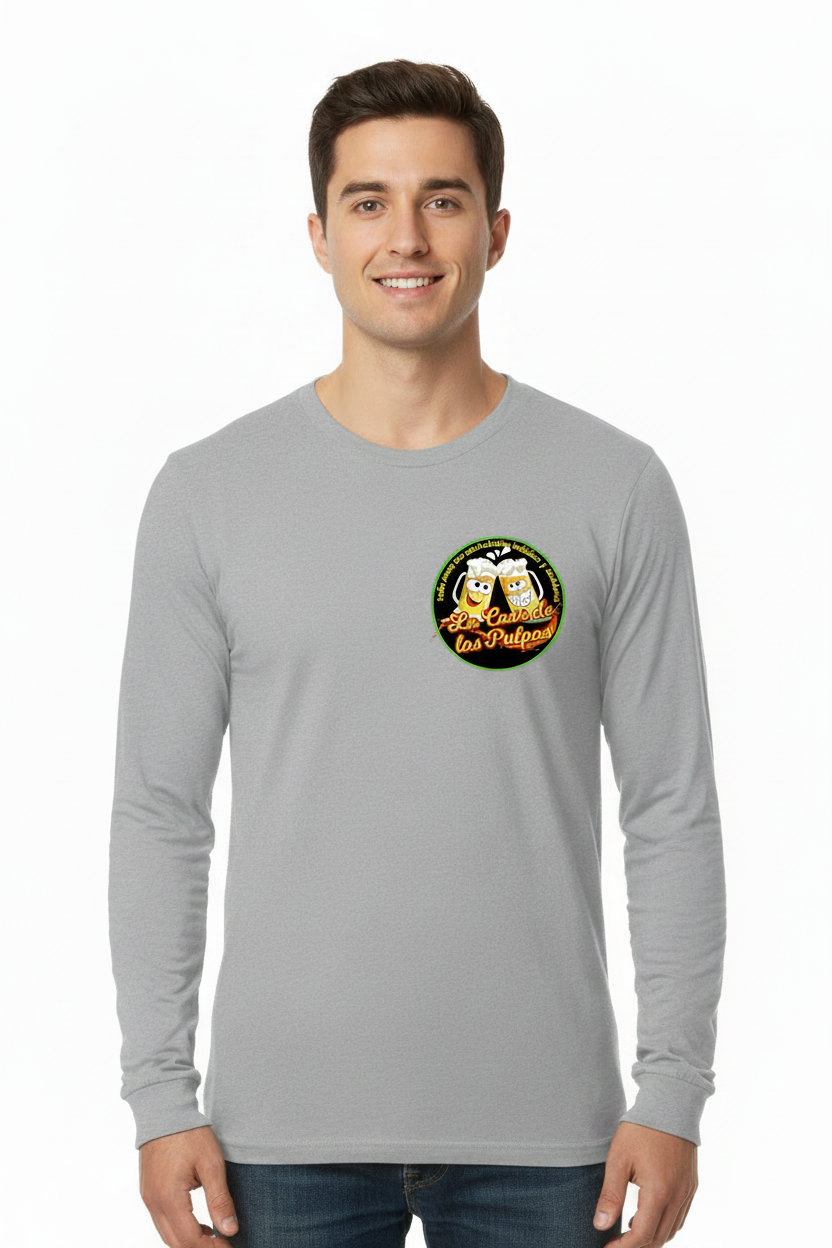 Mockup hombre sonriente playera gris logo La Casa de las Pulpas